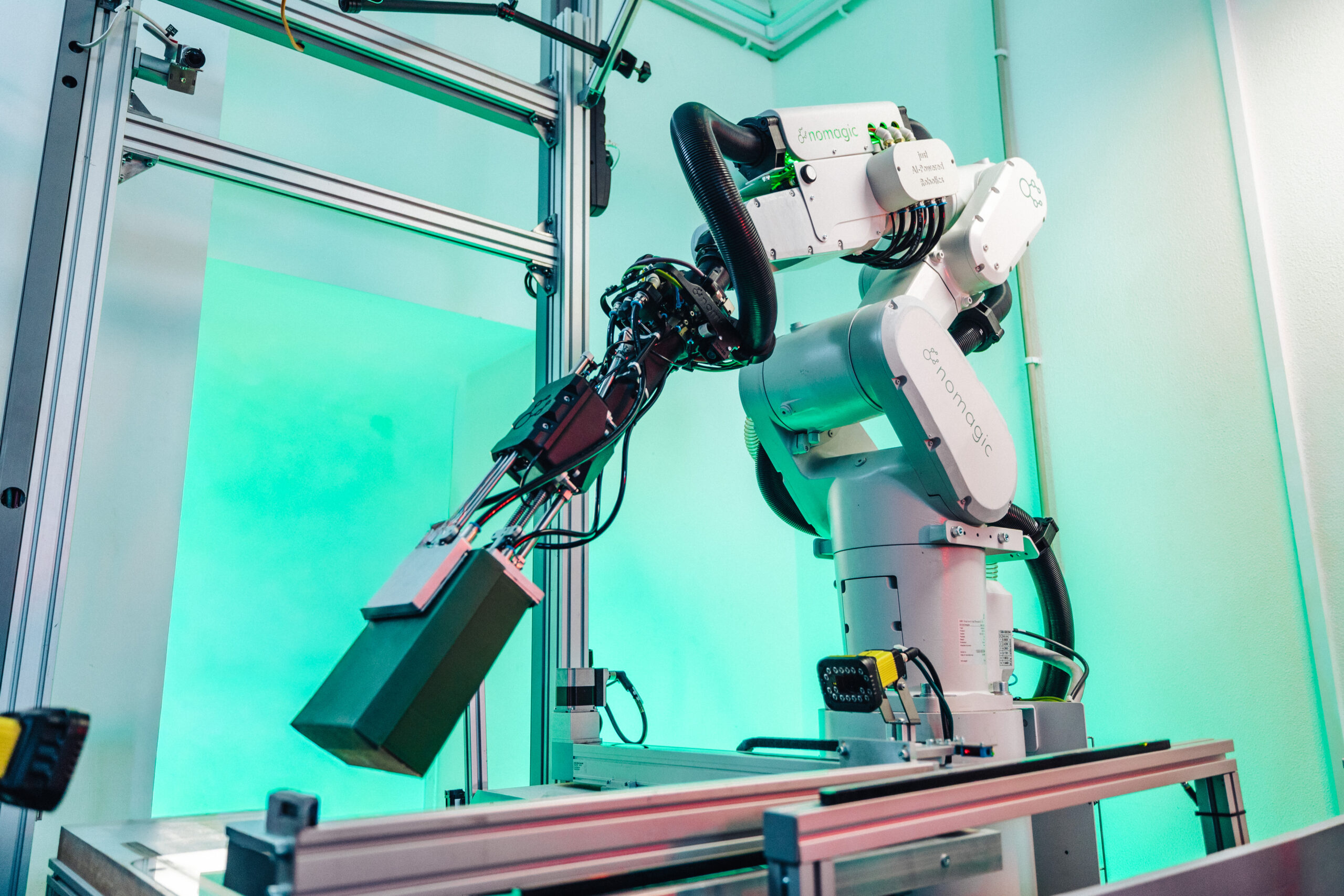 AI gives warehouse robots a better grip on shoeboxes