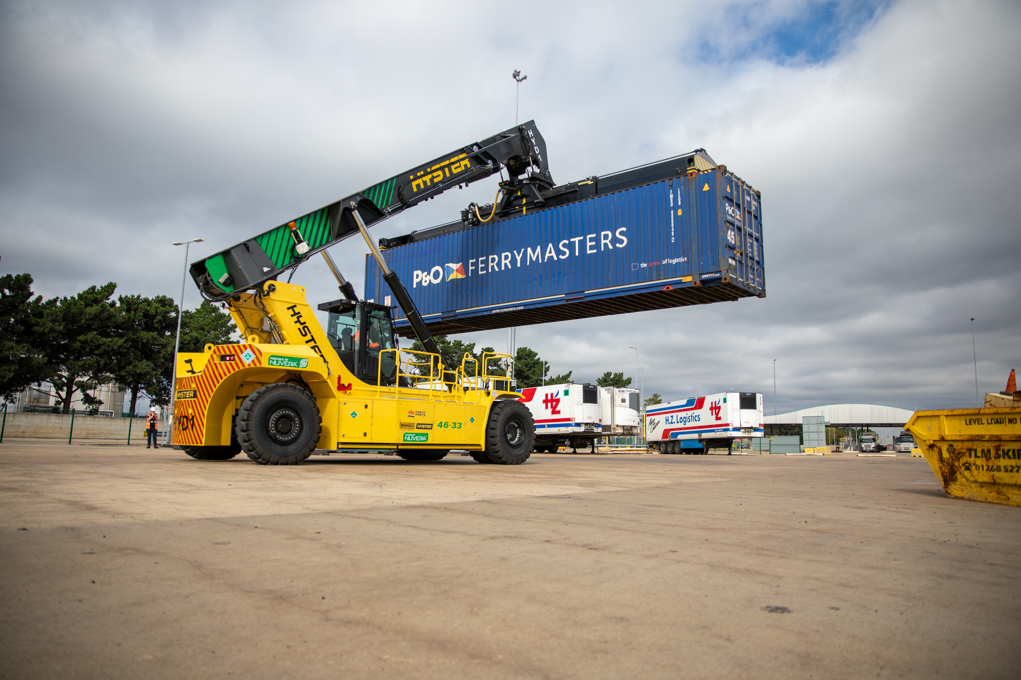 Port of Tilbury puts UK-first hydrogen ReachStacker to work